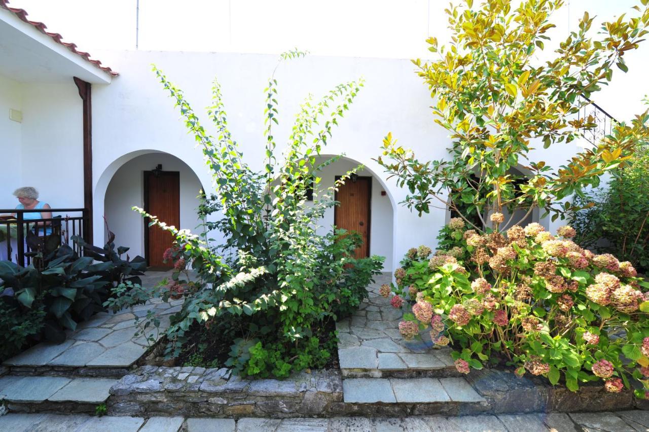 Dionisos Studios And Apts Skiathos Koukounaries Ngoại thất bức ảnh